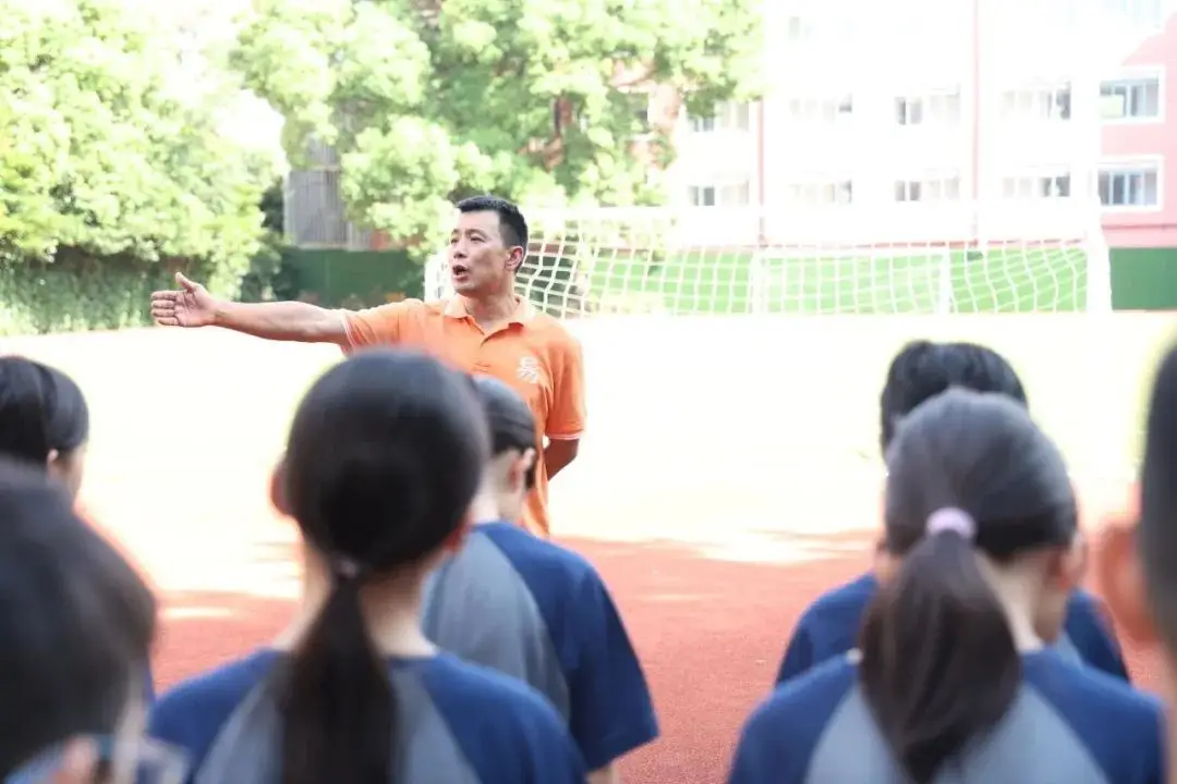期间,各位同学、老师和教官凝心聚力,付出了辛勤的努力和汗水