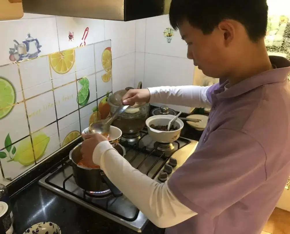 为母亲做一些己所能及的家务活,陪母亲散散步,唠唠家常(图 4)