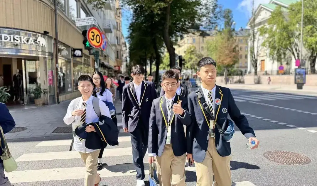 开幕式当天,所有一千多名参赛选手就被分入上百个小组(图 2)