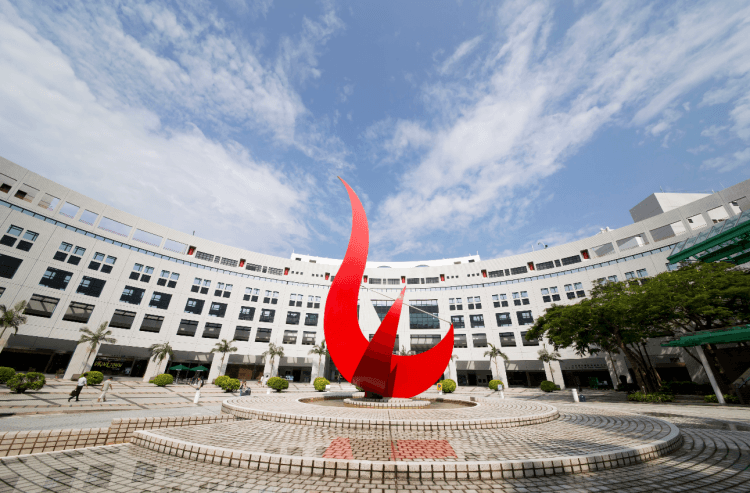 第三是加强了与内地协同发展。去年