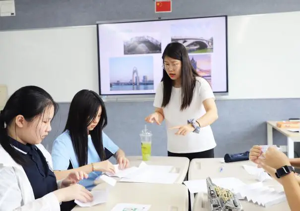 开学报到日的下午,为了使新生们尽快融入陌生的环境(图 3)