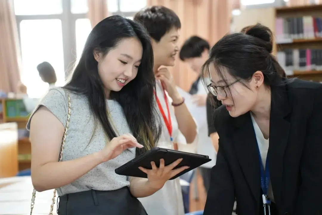 我们很高兴看到今天有这么多学生和家长加入我们