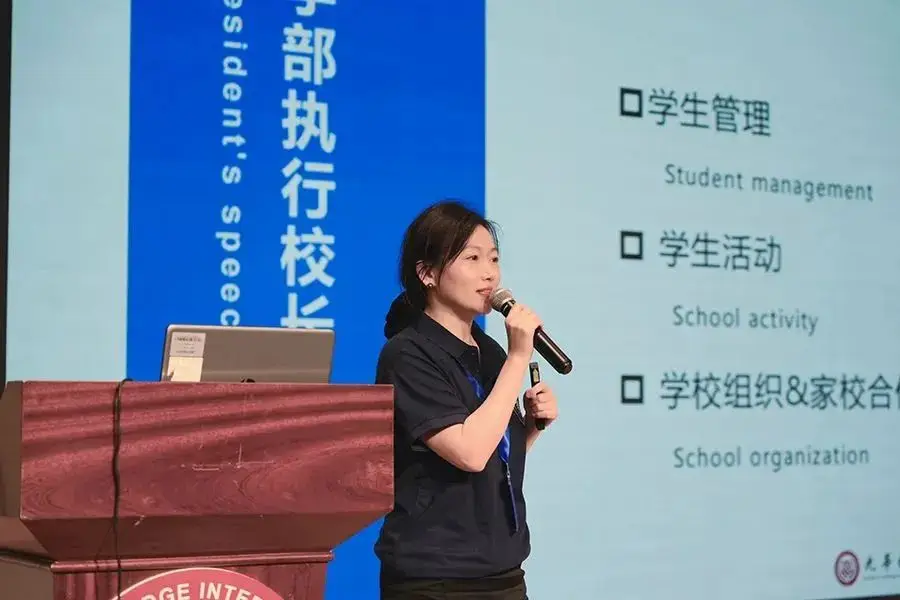光剑美高部的新生、家长见面会在热烈的掌声中拉开帷幕。(图 3)