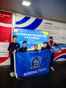 赛艇激流，同舟共济 水面上，赛艇队的小伙伴们划桨动作整齐划一
