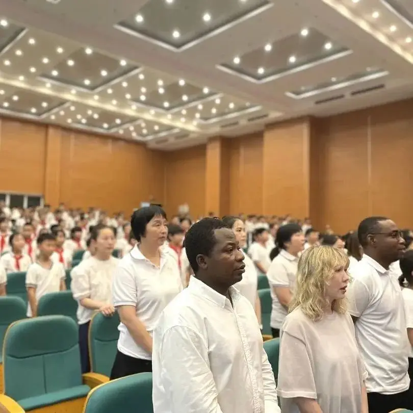 随着秋风的轻抚,我们满怀期待地迎来了新学期的开学典礼。(图 2)