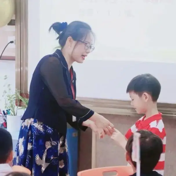 同学们来到新教室、自我介绍(图 4)