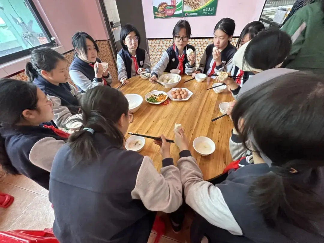 开营仪式后，同学们积极投身到实践中。（图 3）
