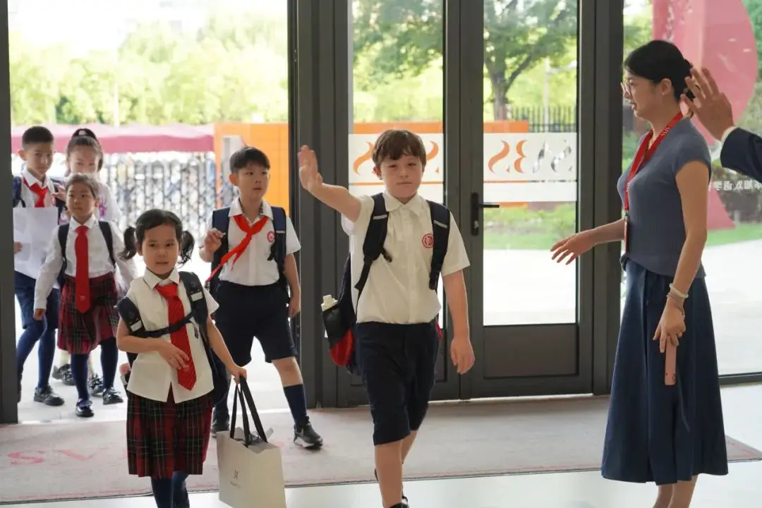 9月2日,上海华旭双语学校新学期正式开学。