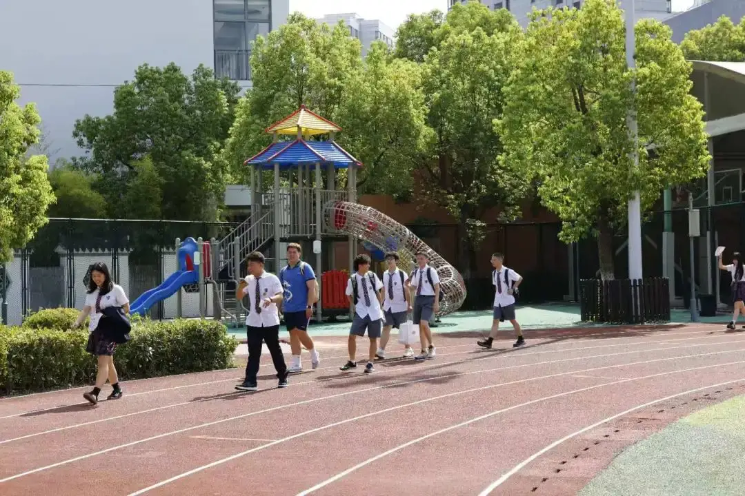 秋风乍起,学校迎来开学季。所有师生们活力满满的回到校园。(图 2)