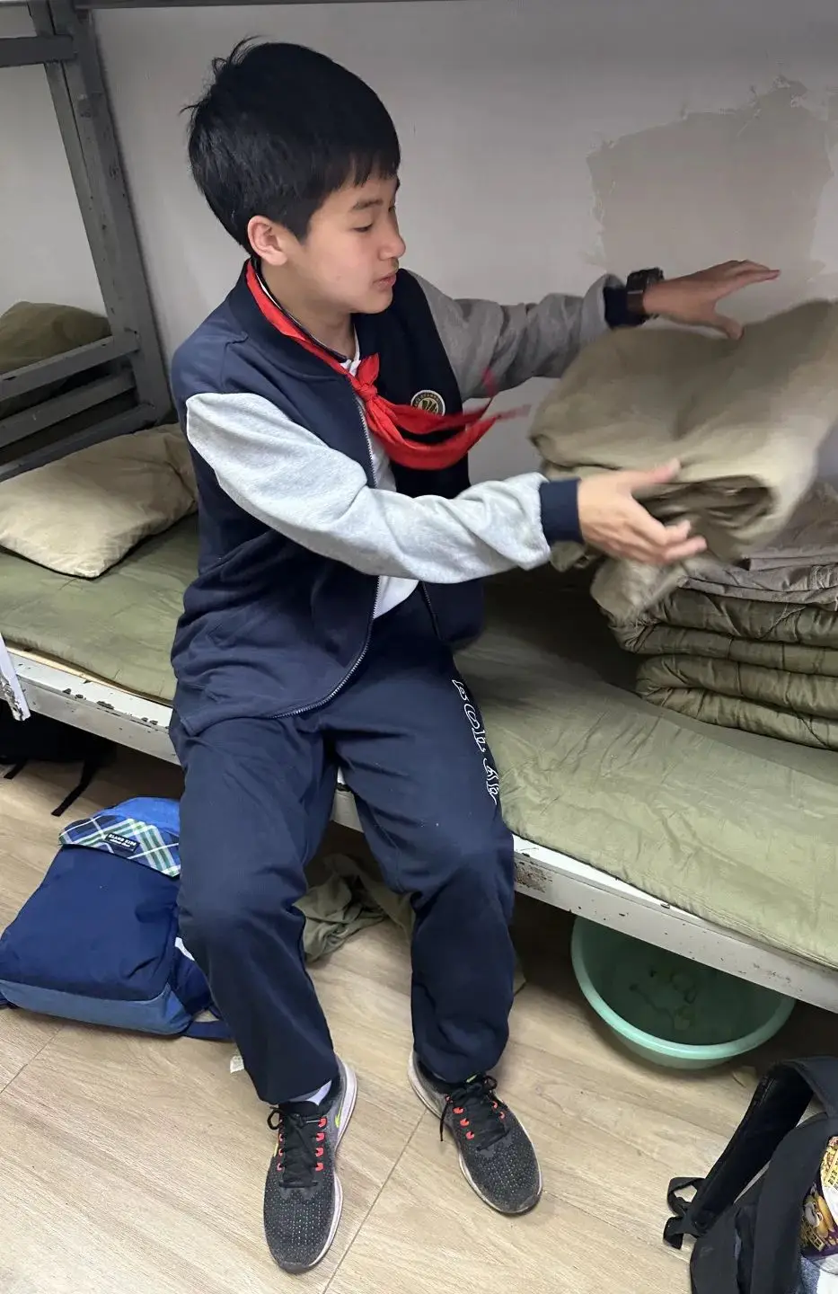 在蓝天白云绿地间，基地为同学们举行了郑重的开营仪式。