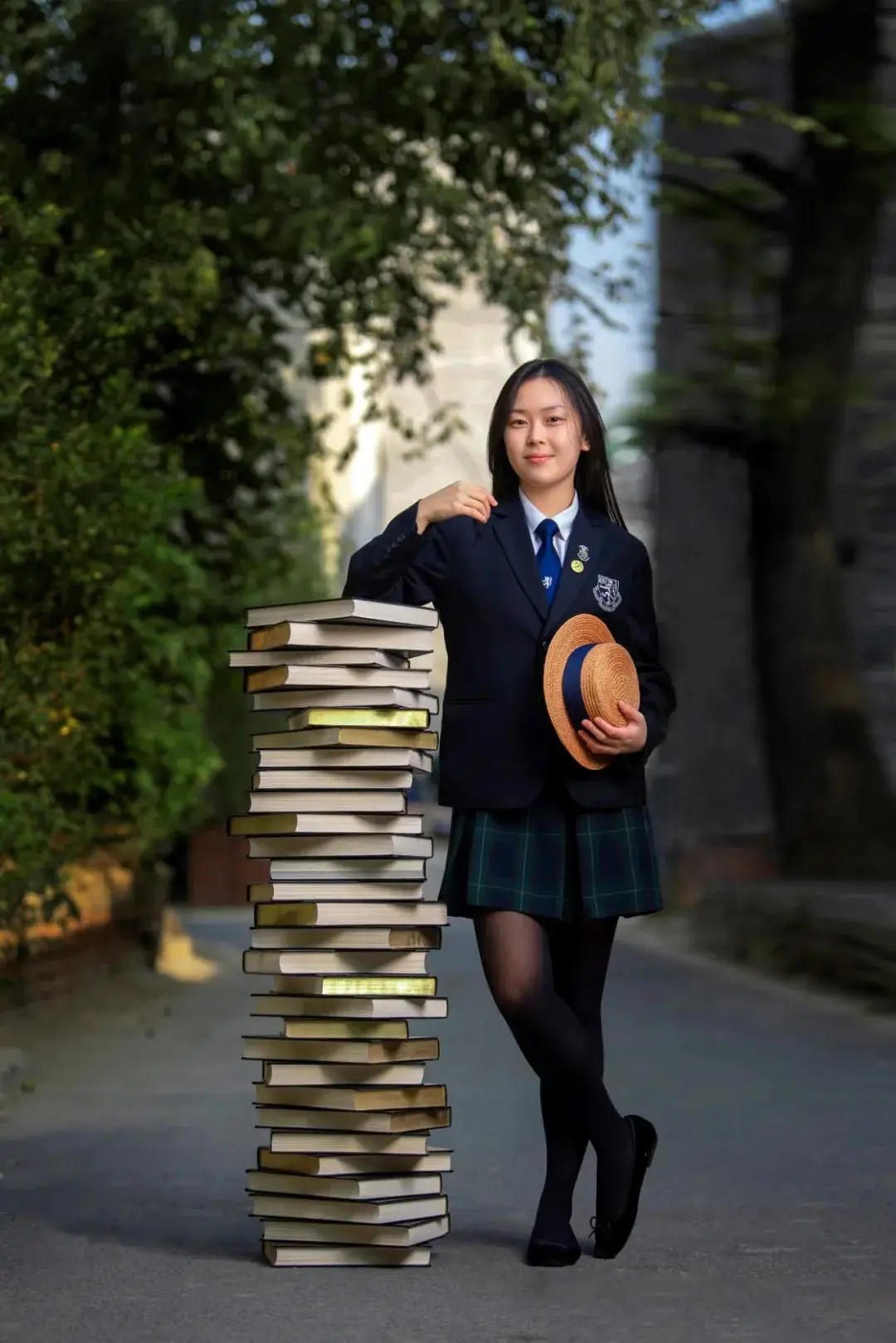 以荣誉为代表的是13年级女生学生领袖Linda, 在Linda眼
