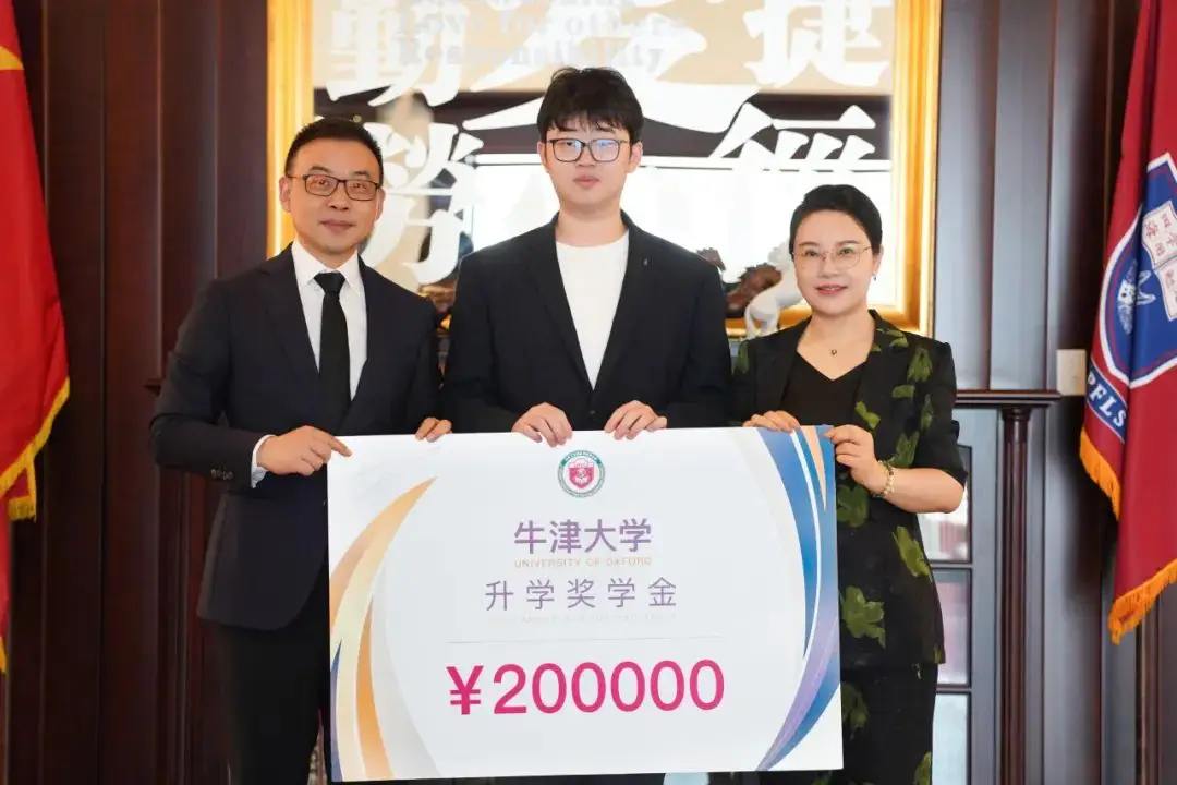 为激励学生学术发展,园外对录取名校的优秀毕业生给予奖励。(图 3)
