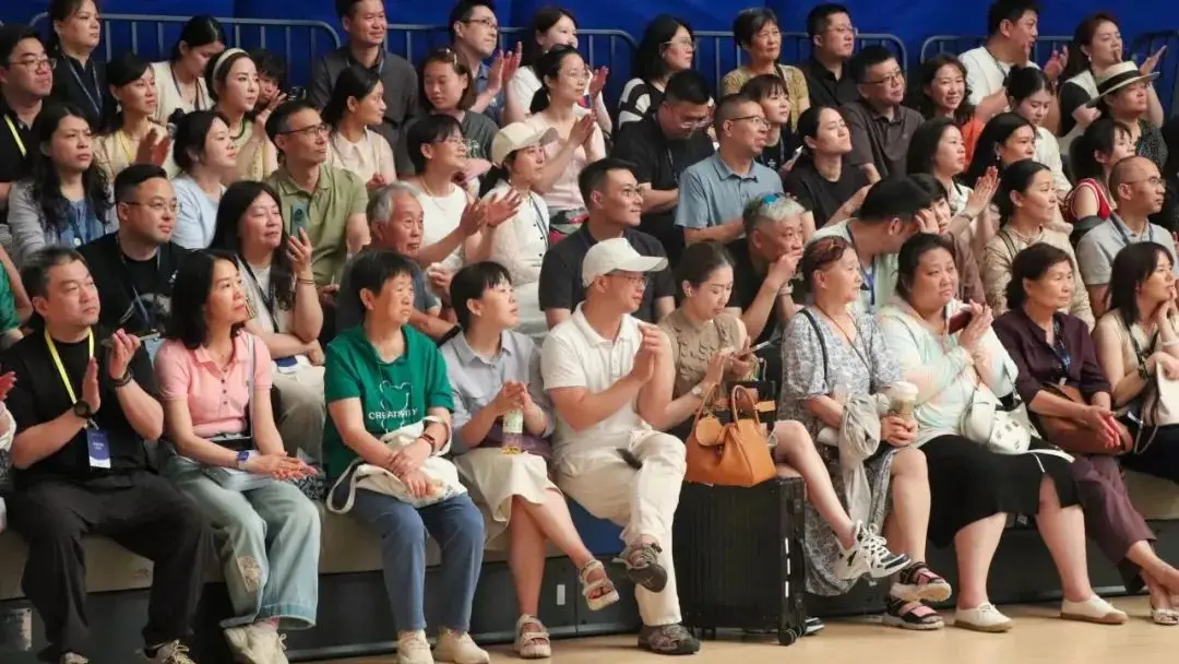 入学当天上海阿德科特学校张朝霞校长向全体新生及家长介绍了学校办学(图 3)