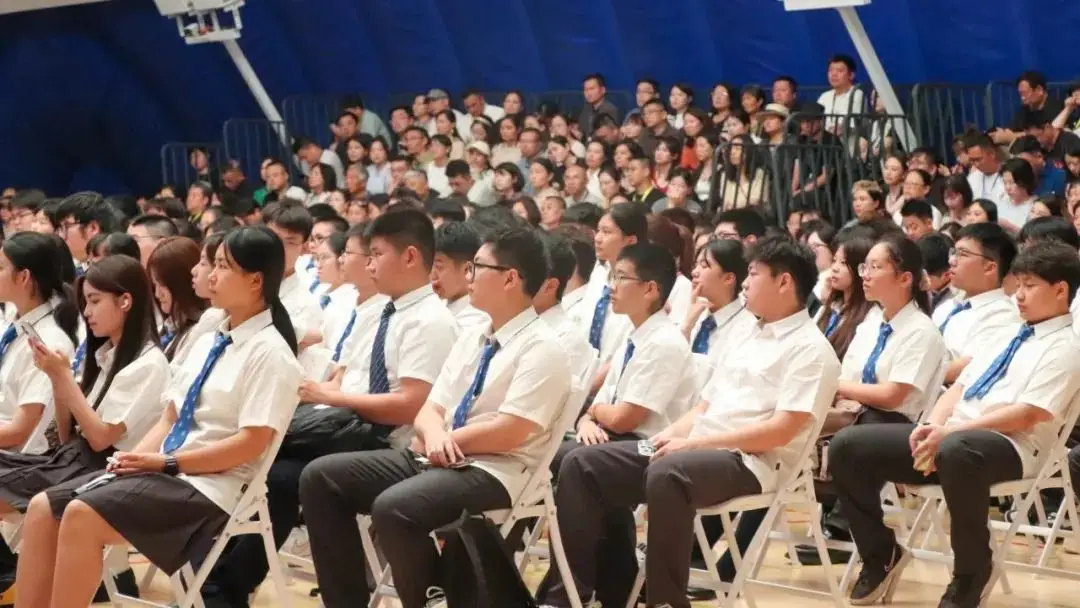 入学当天上海阿德科特学校张朝霞校长向全体新生及家长介绍了学校办学