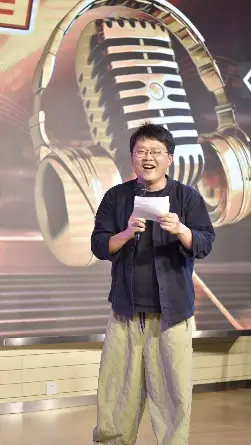 值得一提的是,本次活动除了参赛同学的精彩表演之外(图 2)