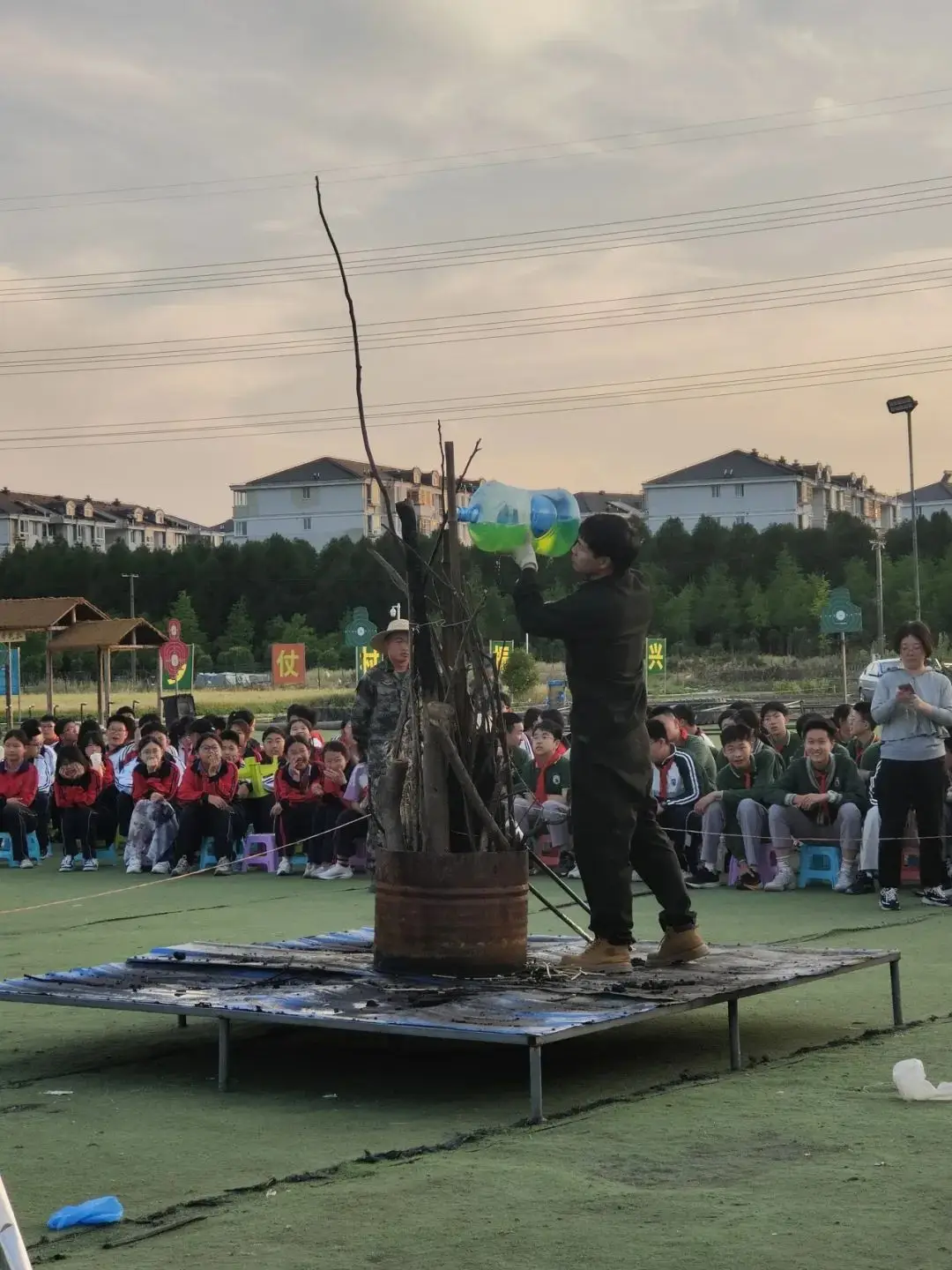 晚上的篝火晚会，热烈的火焰与夜空的繁星相映成画