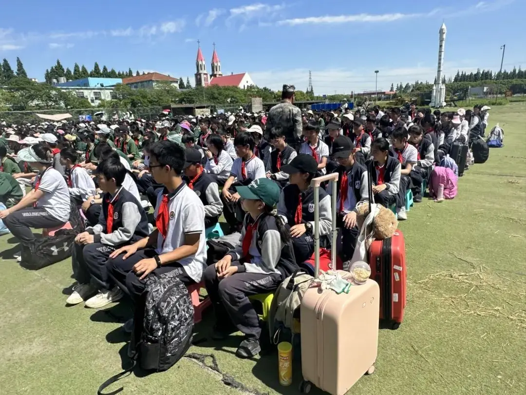 2024年5月13日，当大巴士停在恩农智慧农场入口前（图 2）