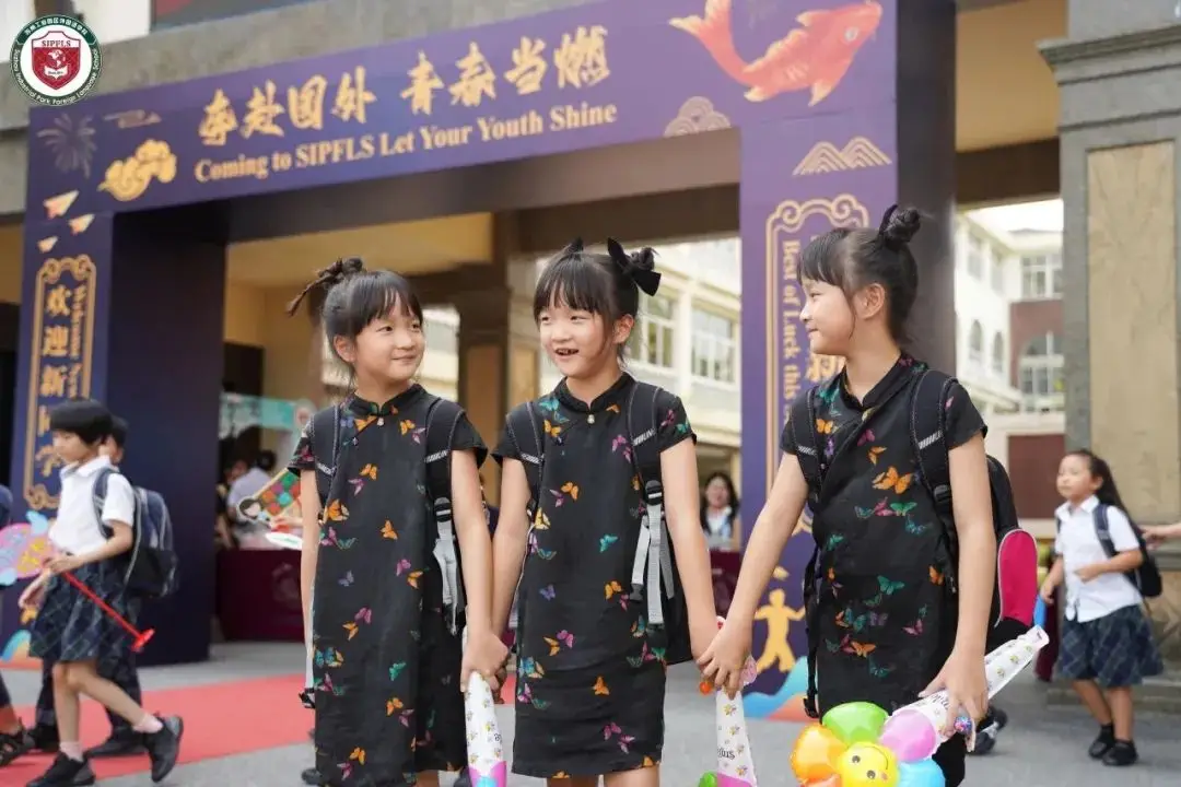 全新生活的第一天,同学们和家人纷纷合影留念,留下珍贵瞬间。(图 2)
