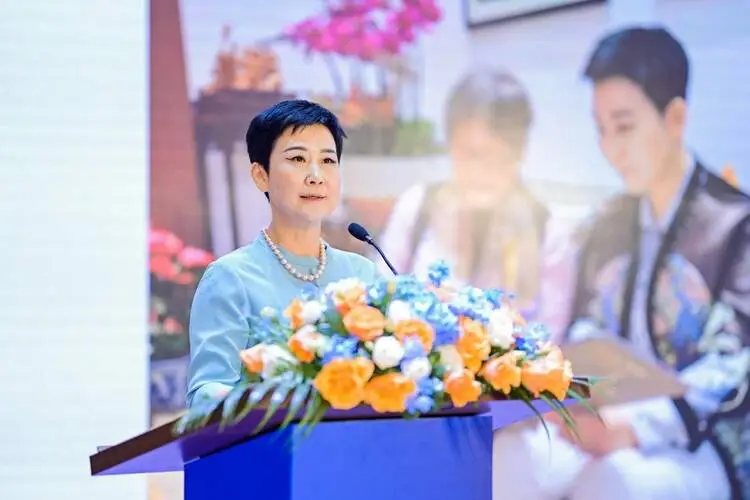李小琳主席在会上发表《厚德教育路,力量在中华》主题演讲