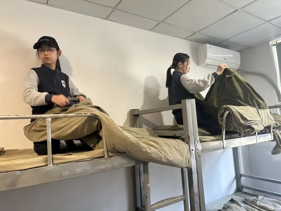 在蓝天白云绿地间，基地为同学们举行了郑重的开营仪式。（图 2）