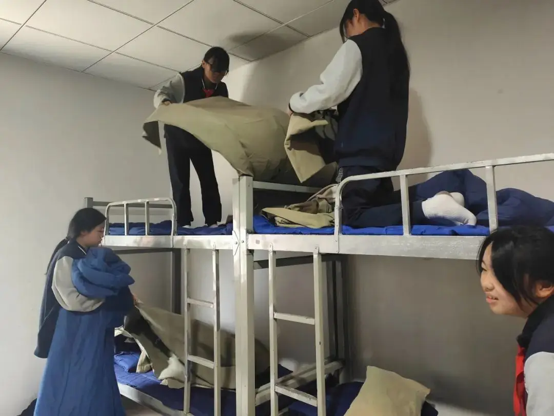 在蓝天白云绿地间，基地为同学们举行了郑重的开营仪式。（图 4）