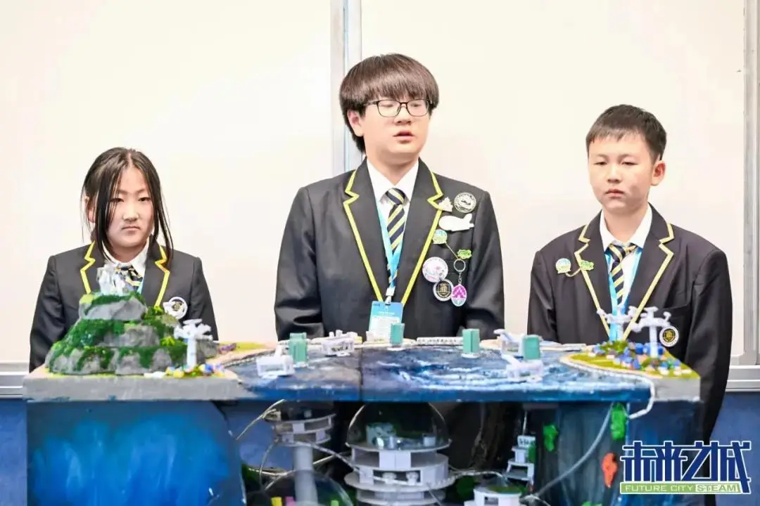 由于首次参赛,同学们对于第一天交换勋章的环节非常陌生