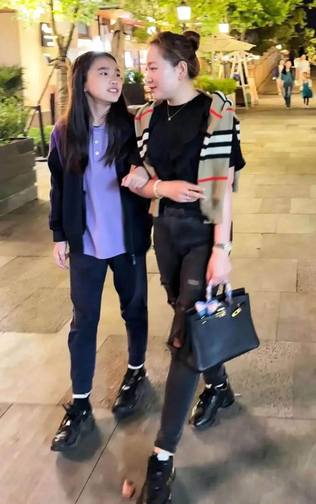 为母亲做一些己所能及的家务活,陪母亲散散步,唠唠家常