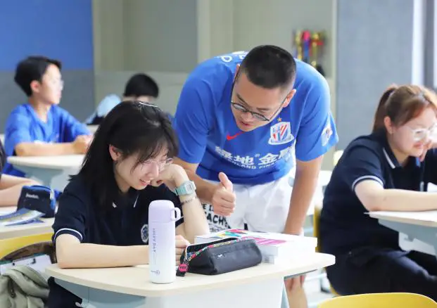 开学报到日的下午,为了使新生们尽快融入陌生的环境