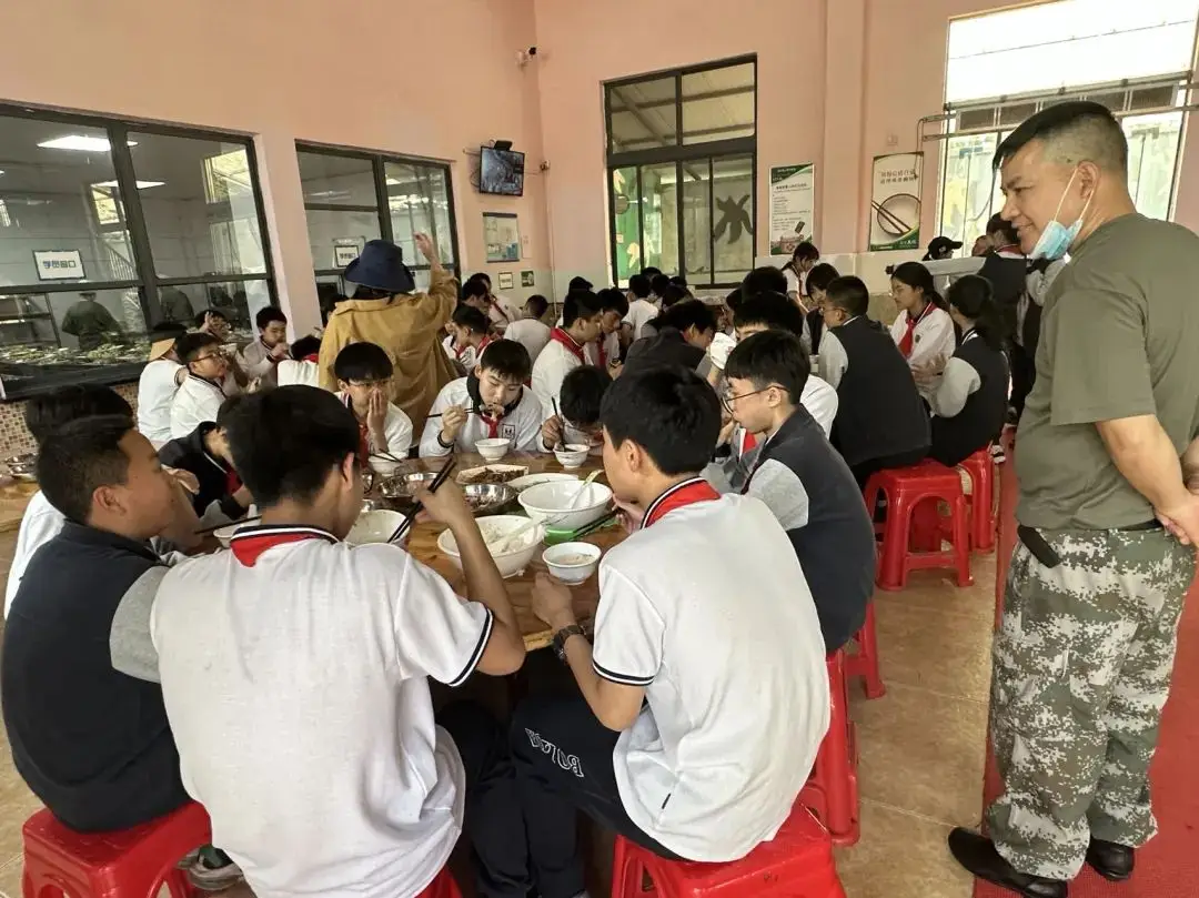 开营仪式后，同学们积极投身到实践中。