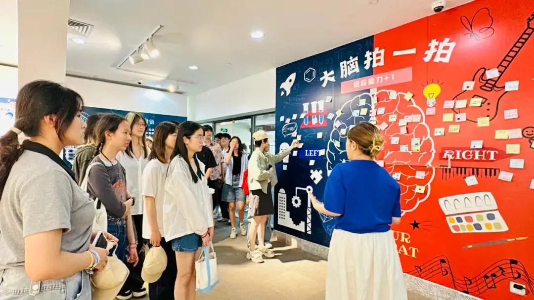 通过立体的模型，生动形象的图文介绍，进一步了解大脑的成长之路