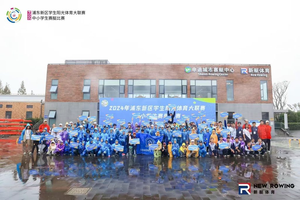 赛艇激流，同舟共济 水面上，赛艇队的小伙伴们划桨动作整齐划一（图 3）