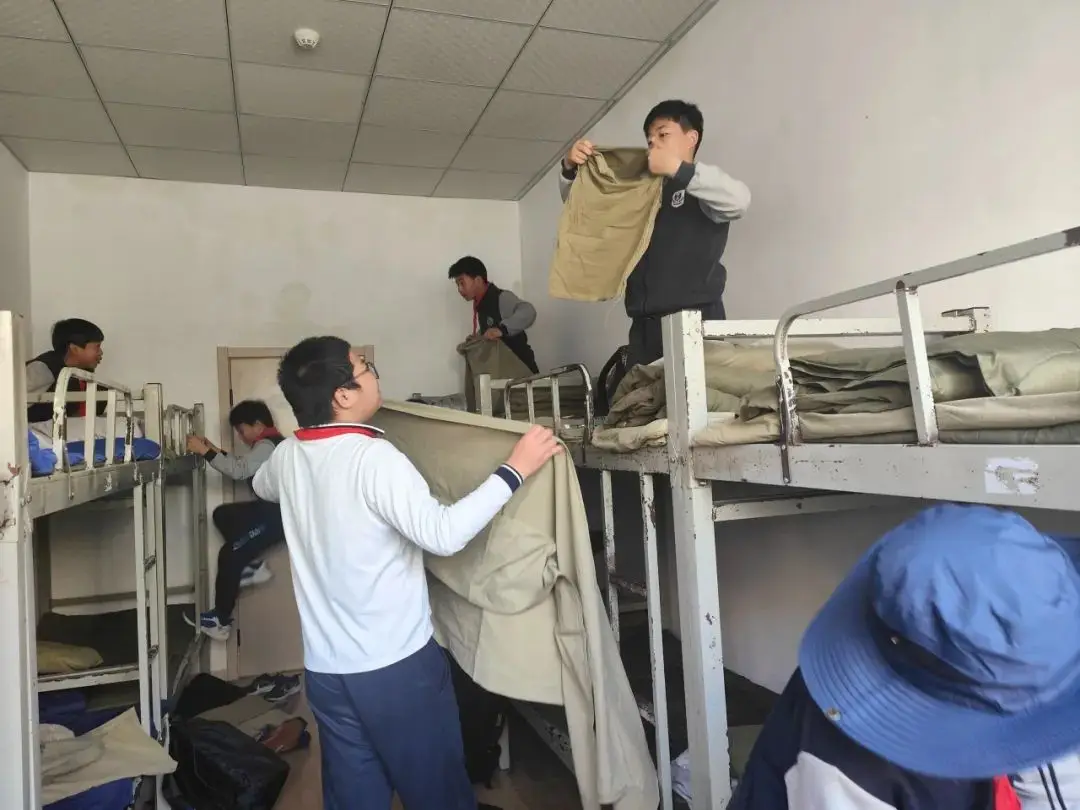 在蓝天白云绿地间，基地为同学们举行了郑重的开营仪式。（图 5）