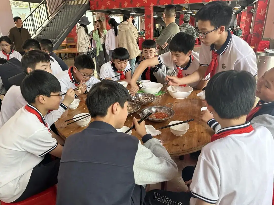 开营仪式后，同学们积极投身到实践中。（图 2）
