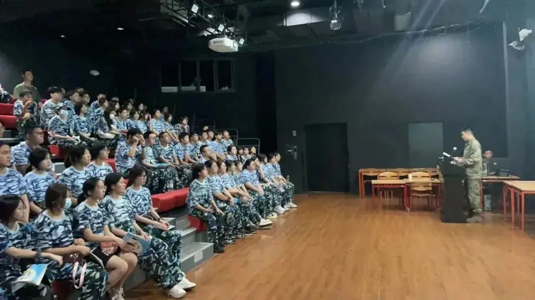 时间管理让我们提升做事效率;绿衣迷彩让我们锤炼严于律己。