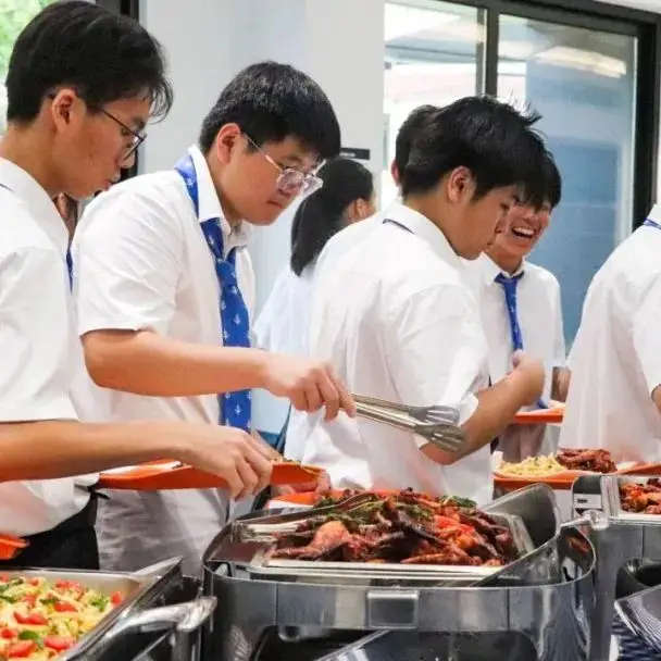 食堂精心准备了欢迎晚宴,美极鲜杏鲍菇松板肉