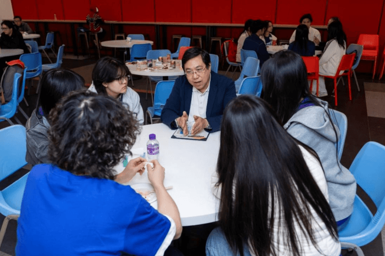 仁大设有三项计划,支援内地学生更好地适应在港学习与生活: