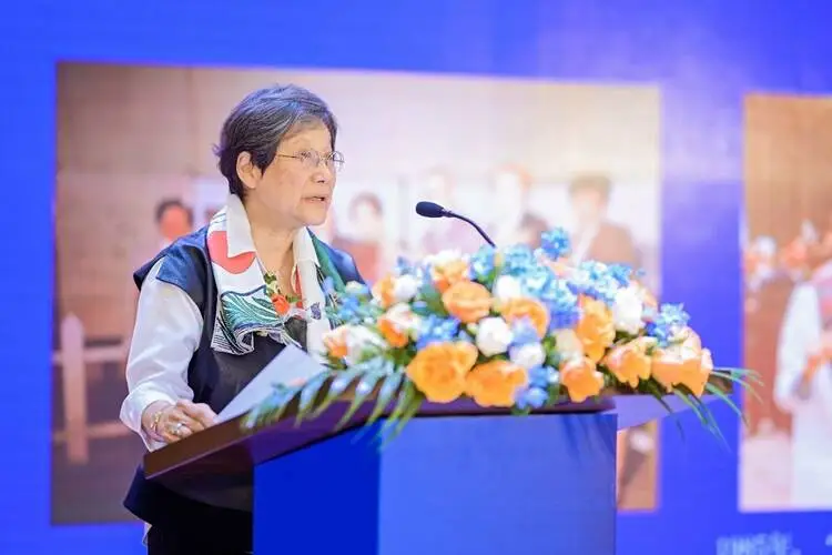耀中耀华行政总裁兼校监陈保琼博士在开幕致辞中说: