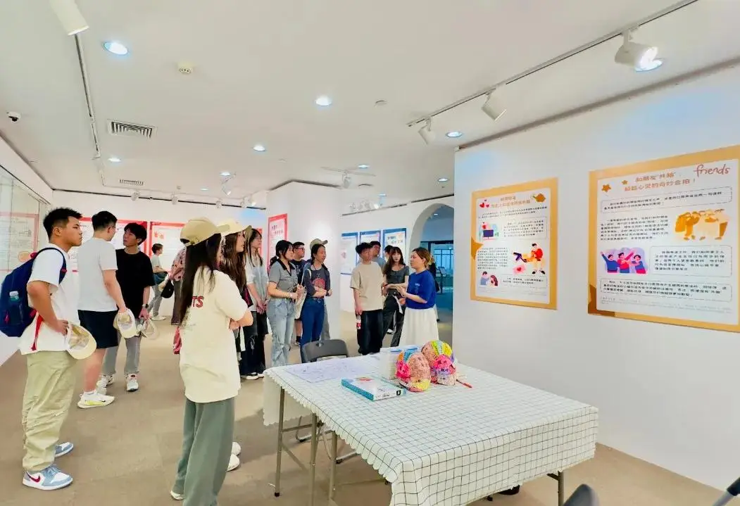 通过立体的模型，生动形象的图文介绍，进一步了解大脑的成长之路（图 2）