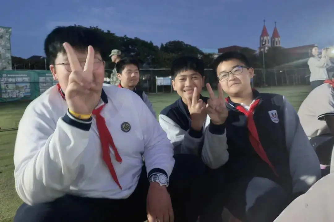 晚上的篝火晚会，热烈的火焰与夜空的繁星相映成画（图 4）