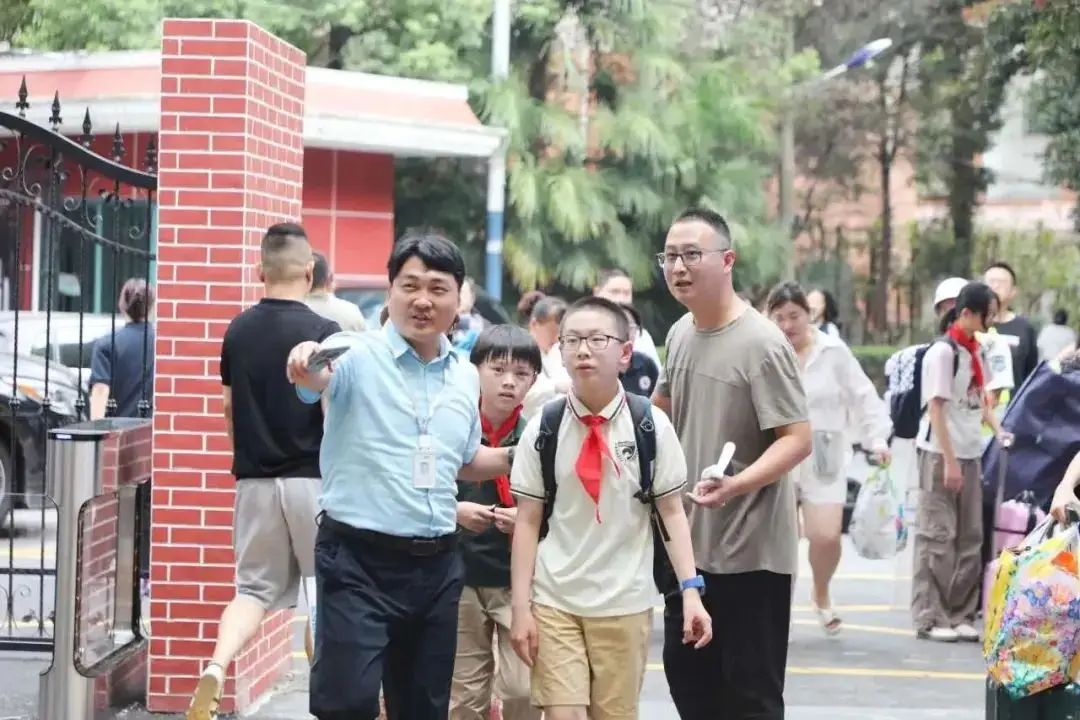 为了顺利的迎接开学,燎原双语全体教职员工8月15日就回到了校园