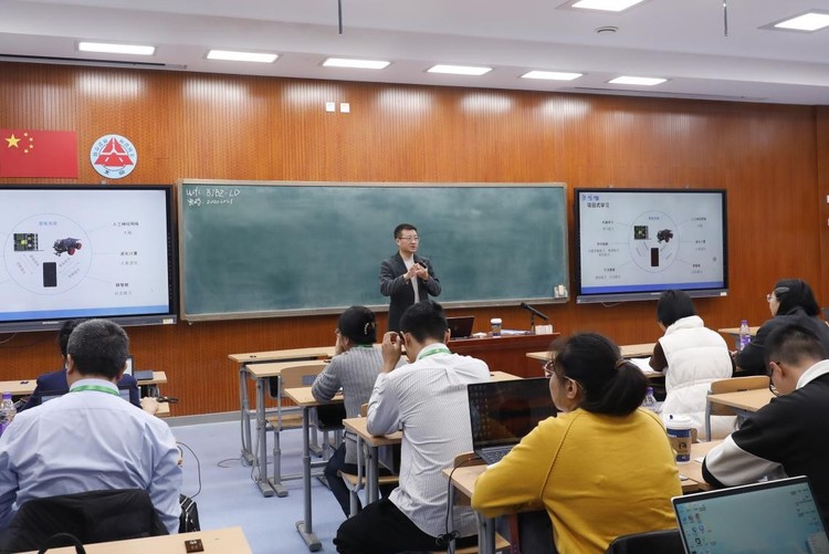 首届中小学教师人工智能素养研修班火热开班 引领教育智能化浪潮 首届中小学教师人工智能素养研修班火热开班 引领教育智能化浪潮