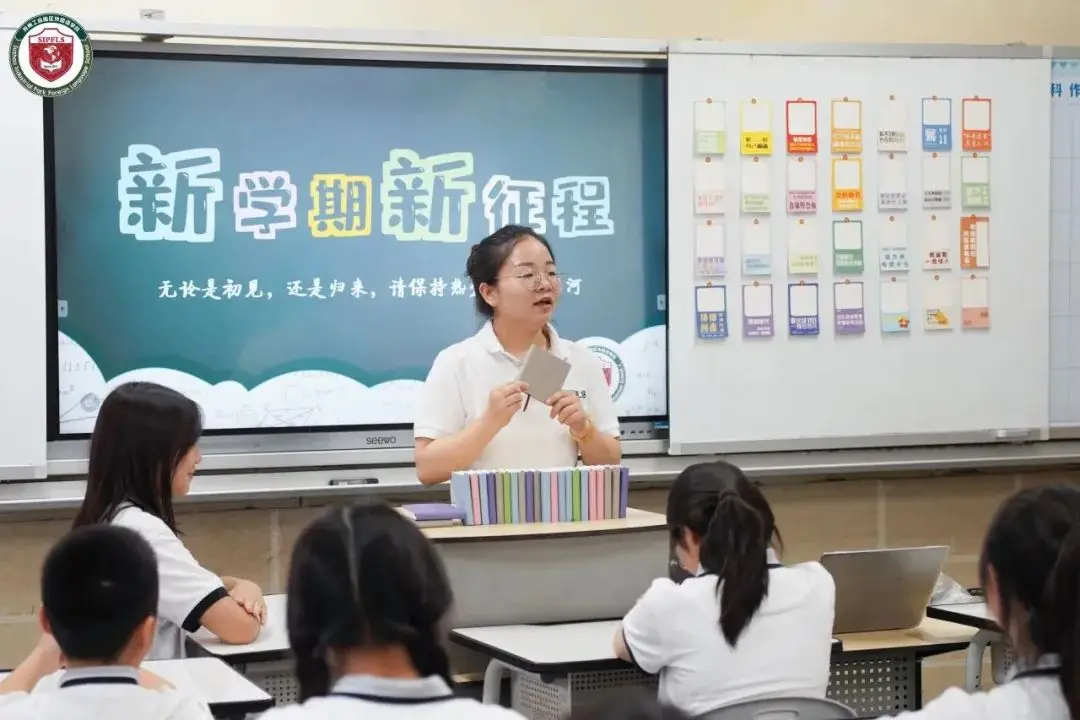 初中部精心组织的开学签到仪式,让每位同学倍感特别。