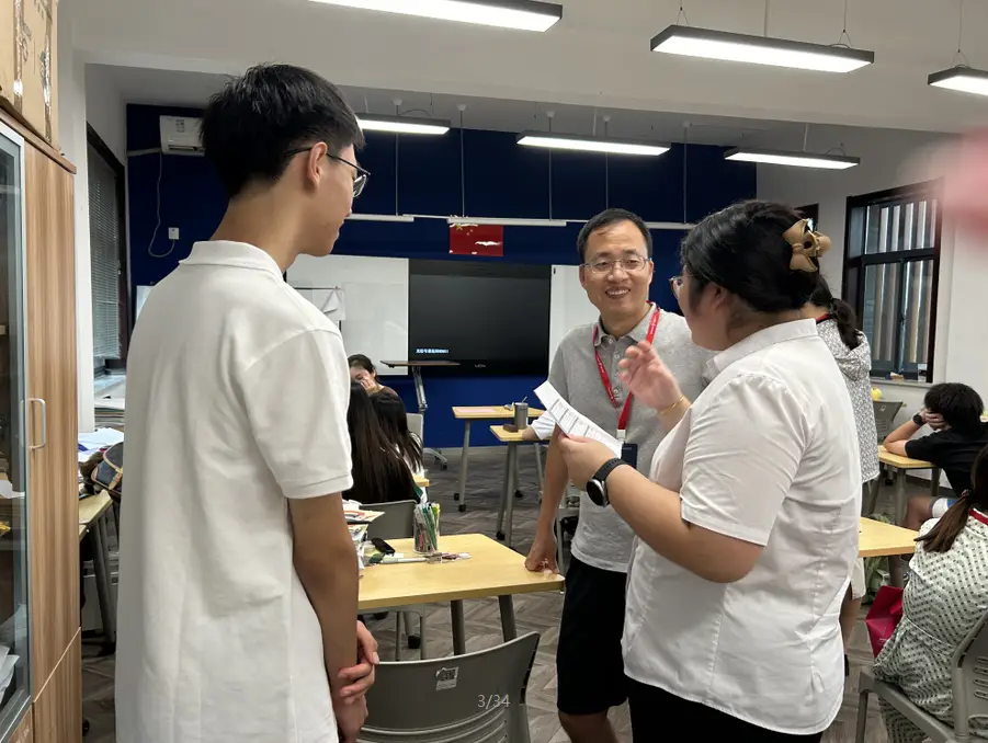 报到结束后,学生和家长们分别前往图书馆和相应年级的教室
