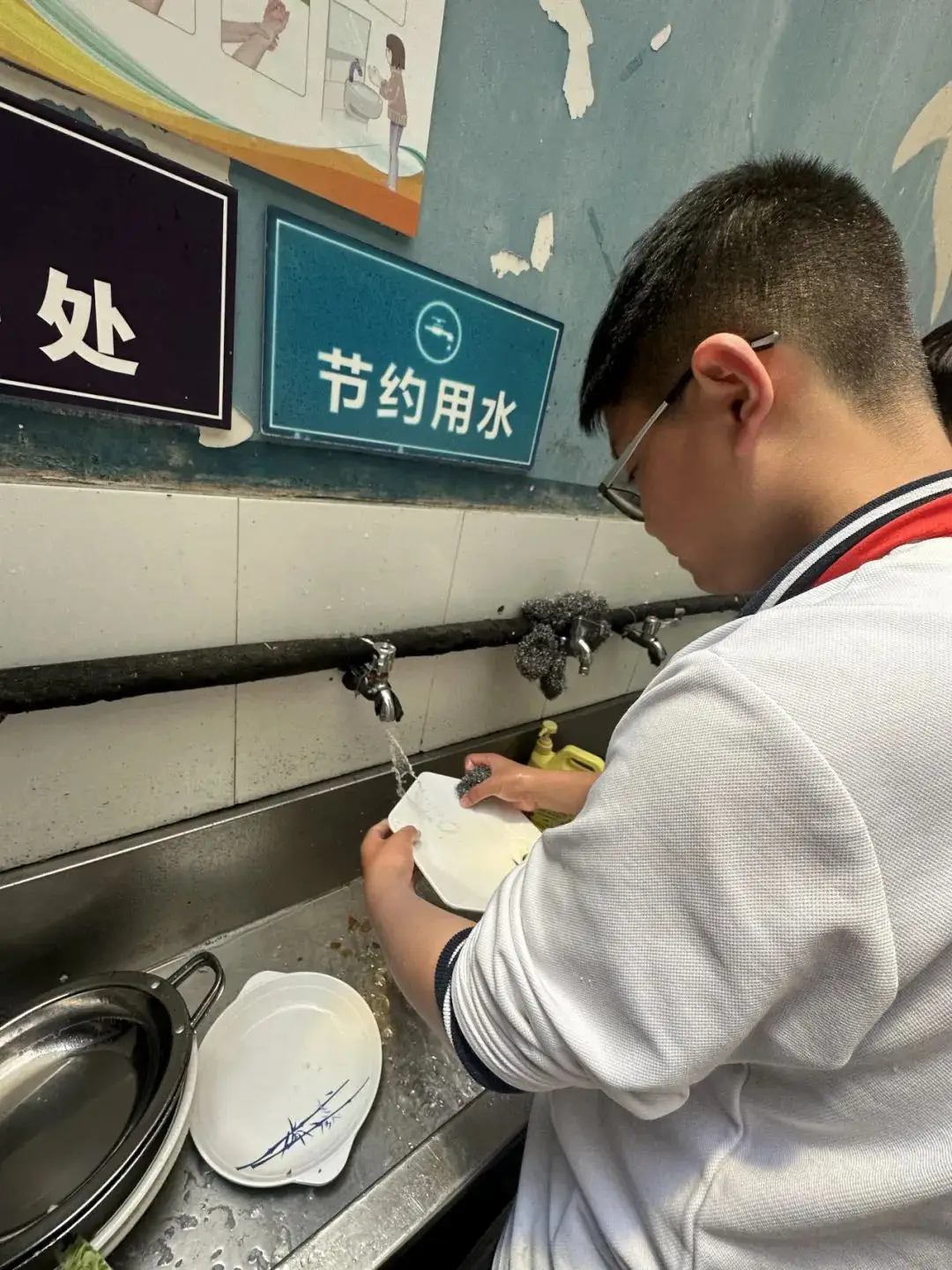 开营仪式后，同学们积极投身到实践中。（图 5）