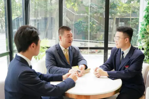 孩子出国留学,脱离了父母和国中国相对高压的教育环境