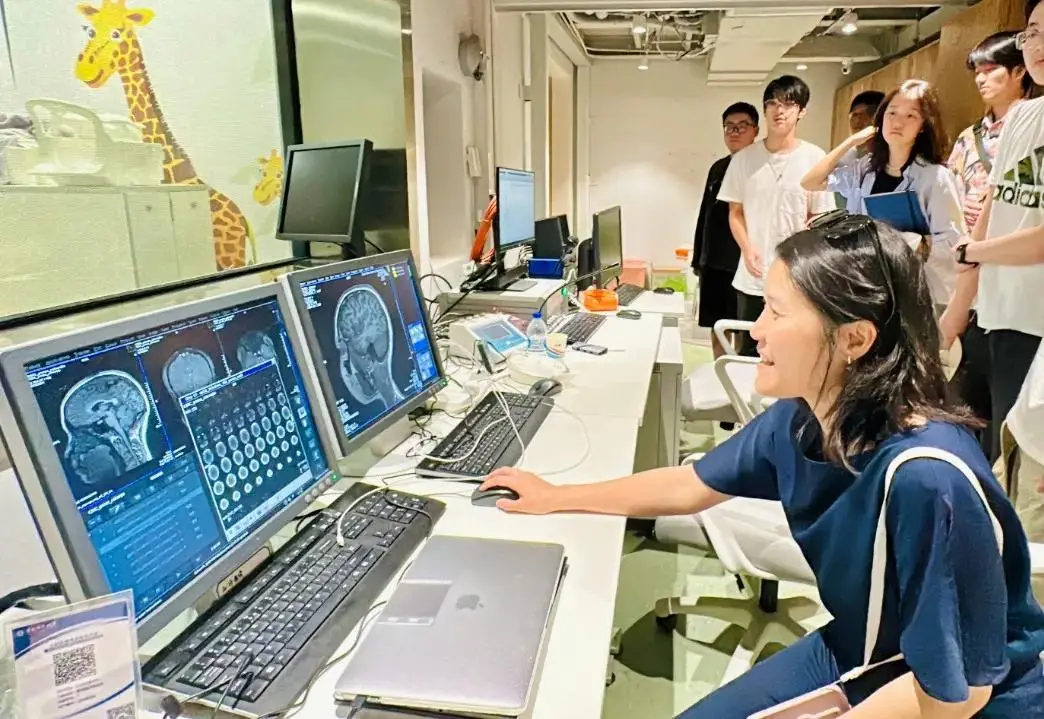 首先，BANZ同学们参观了华东师范大学儿童脑成像中心的研究中心（图 3）