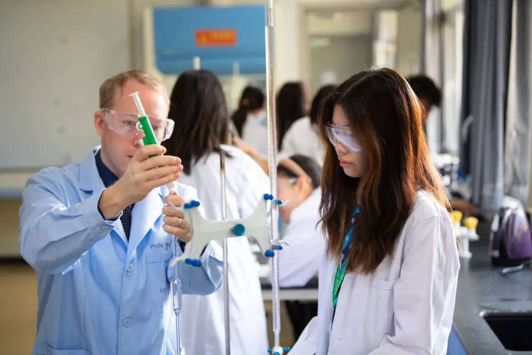 哈罗北京实践全人教育和个性化辅导,学校拥有一支优秀的师资团队(图 4)