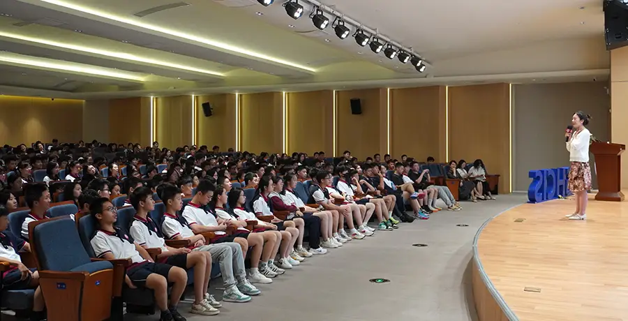 新生们齐聚创新中心报告厅,聆听学习 光剑第一课 。