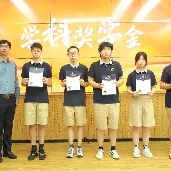 8点整,师生们齐聚中山校区大礼堂(图 2)