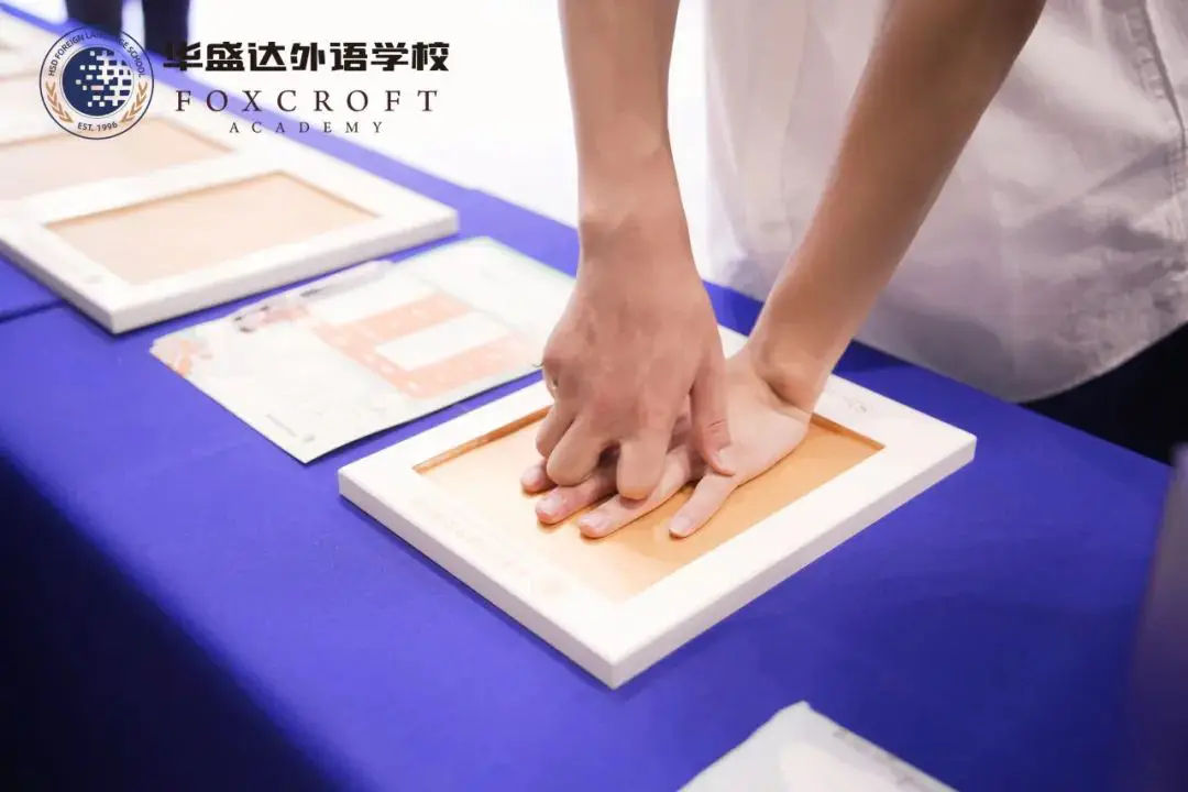 进入国际部大门,身穿国际部校服的新生们首先在签到台前留下了自己的